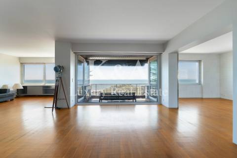 Apartamento T3 em primeira linha de mar na Foz.