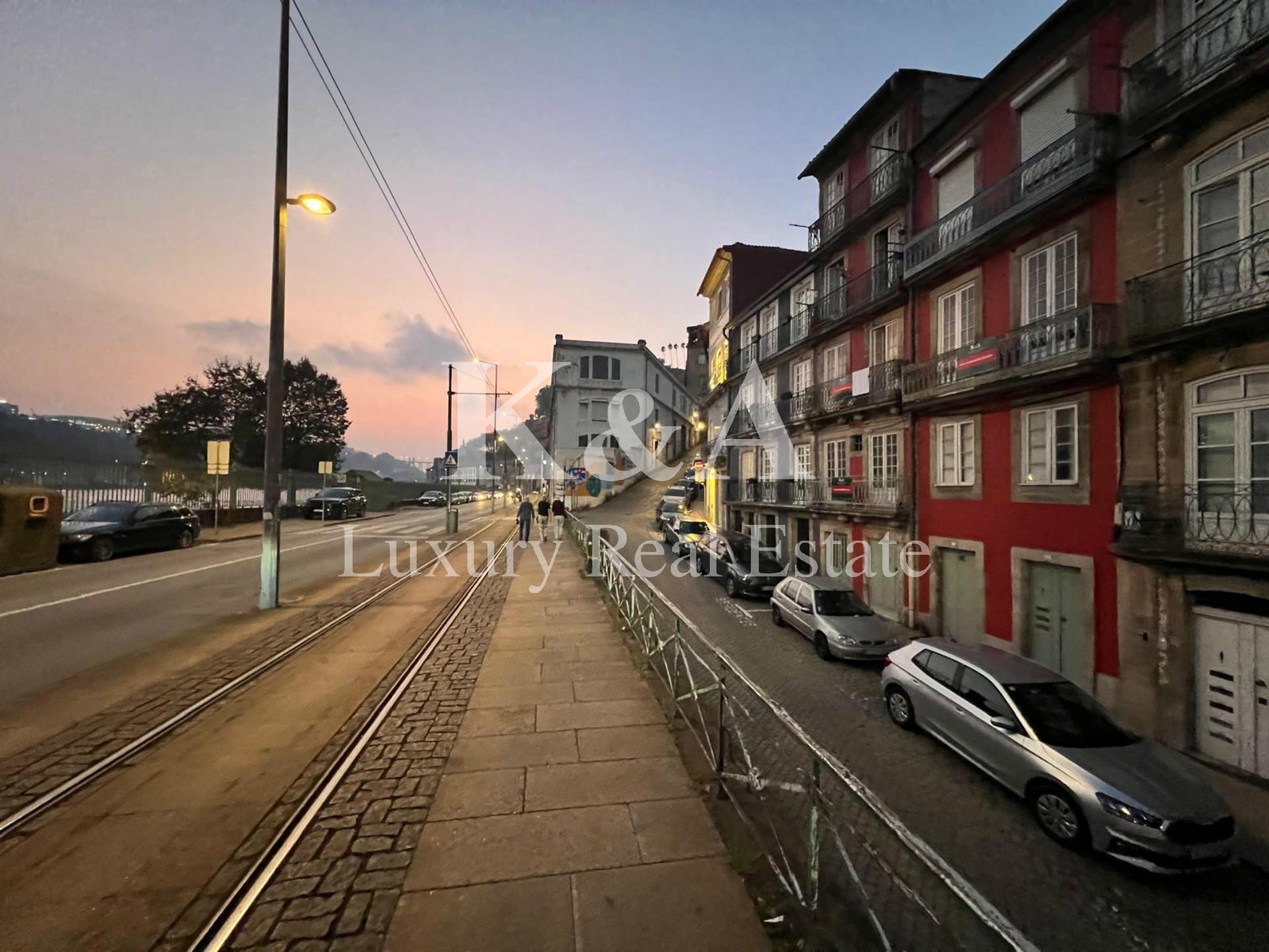Dois prédios contíguos na zona histórica do Porto, com vistas diretas para o rio Douro.