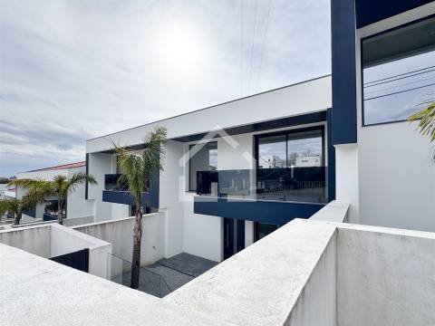 Moradia T4 NOVA | centro de Canedo!