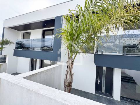 Moradia T4 NOVA | centro de Canedo!