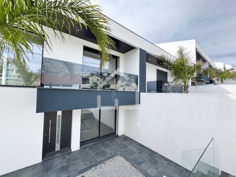 Moradia T4 NOVA | centro de Canedo!