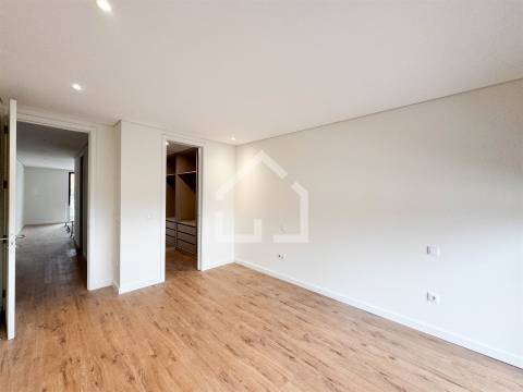 Moradia T4 NOVA | centro de Canedo!