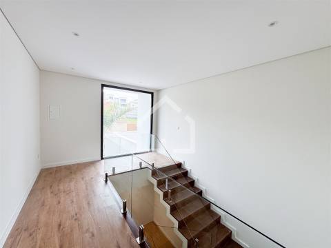 Moradia T4 NOVA | centro de Canedo!