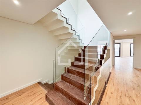 Moradia T4 NOVA | centro de Canedo!