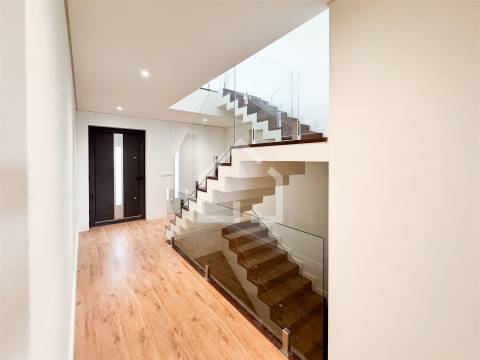 Moradia T4 NOVA | centro de Canedo!