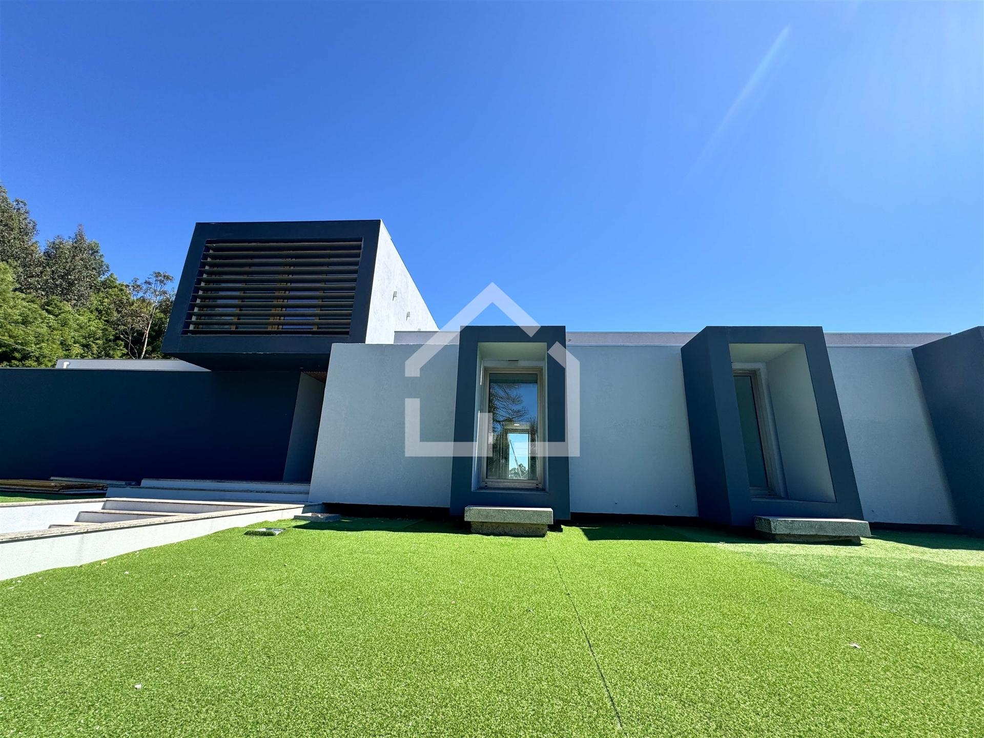 Luxuosa Moradia  com piscina! Amplos Espaços e Jardim - Argoncilhe