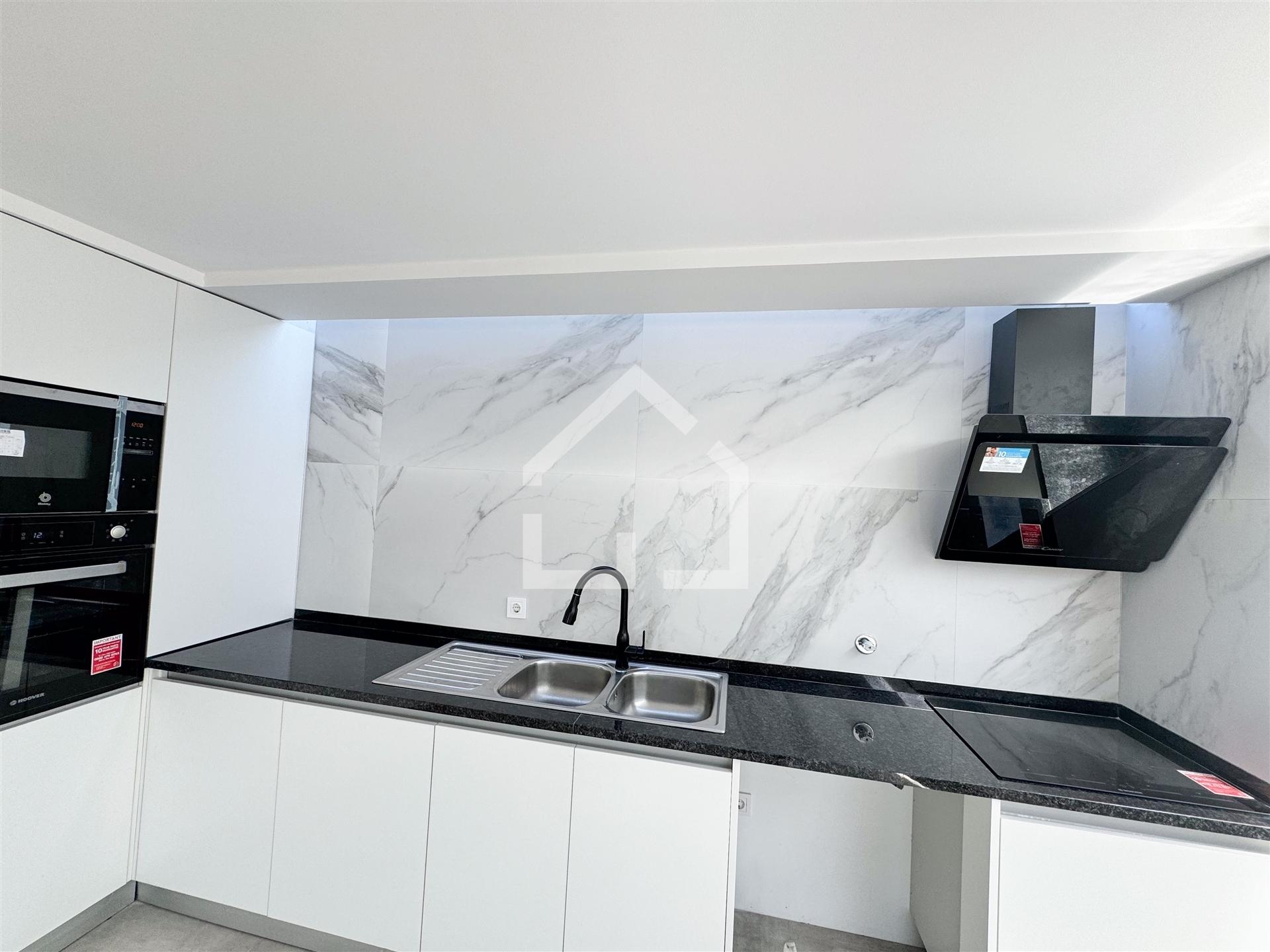 Luxuosa Moradia  com piscina! Amplos Espaços e Jardim - Argoncilhe