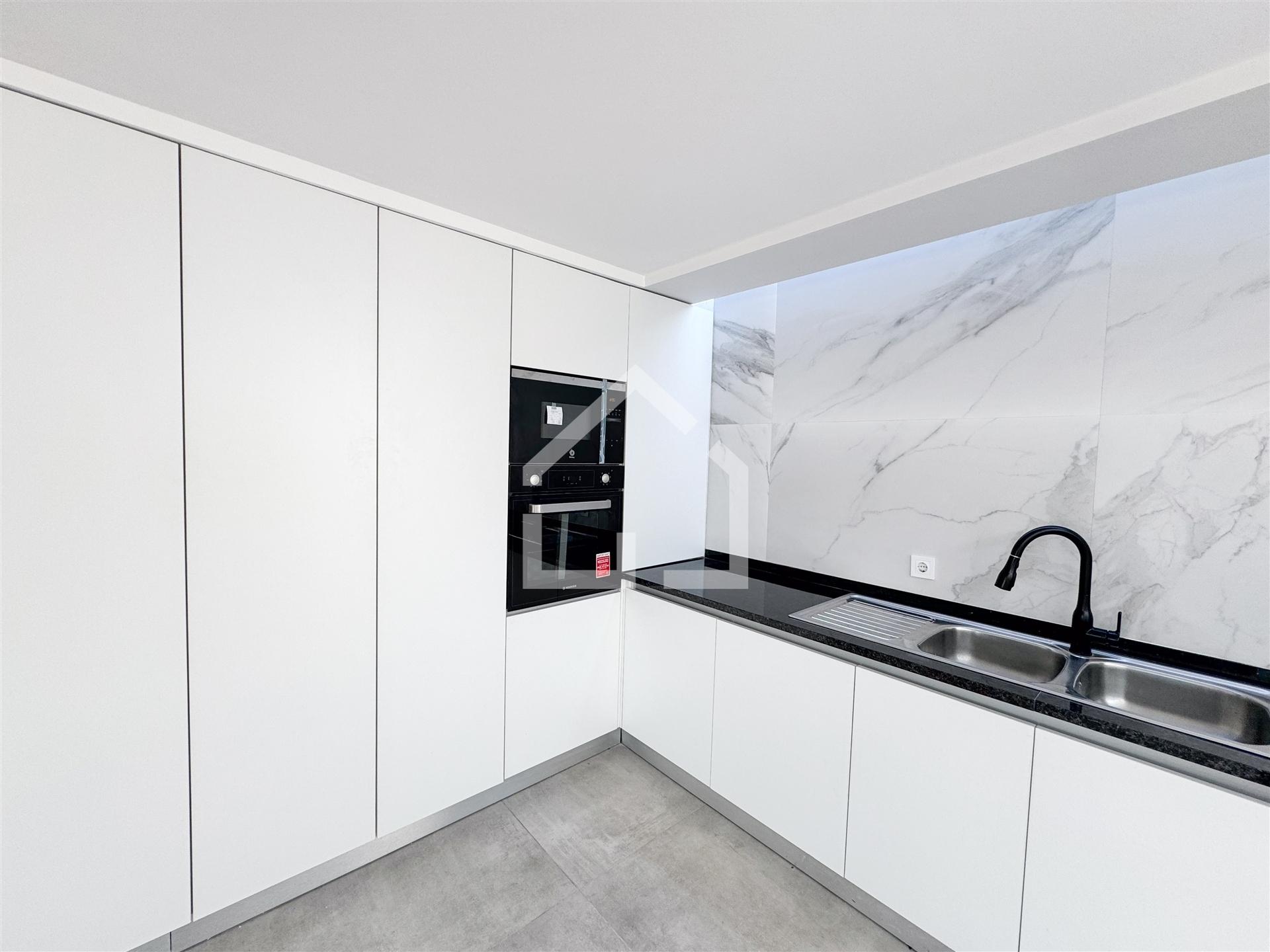 Luxuosa Moradia  com piscina! Amplos Espaços e Jardim - Argoncilhe