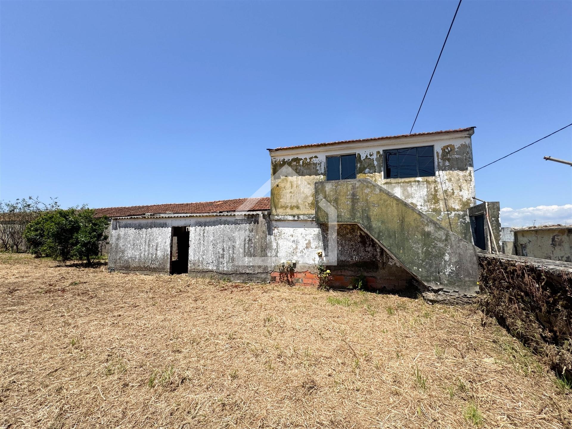 Moradia T2 para REABILITAR - Gondezende