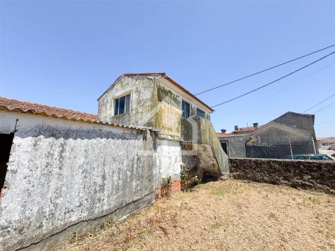 Moradia T2 para REABILITAR - Gondezende