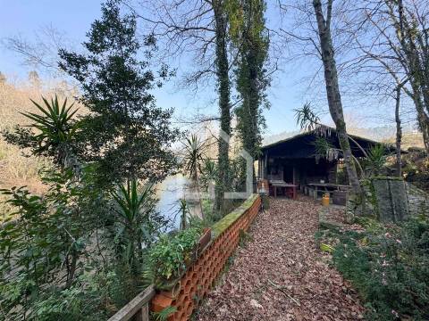 Quinta junto ao Rio Caima em Palmaz