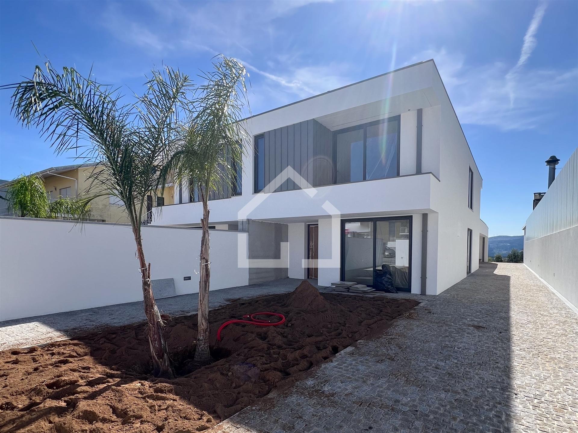 Moradia T3+1 NOVA - Canedo