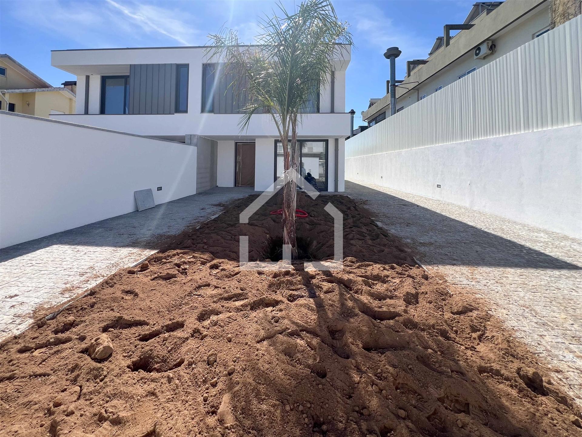 Moradia T3+1 NOVA - Canedo