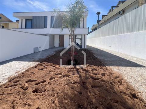 Moradia T3+1 NOVA - Canedo