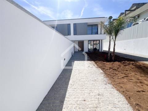 Moradia T3+1 NOVA - Canedo