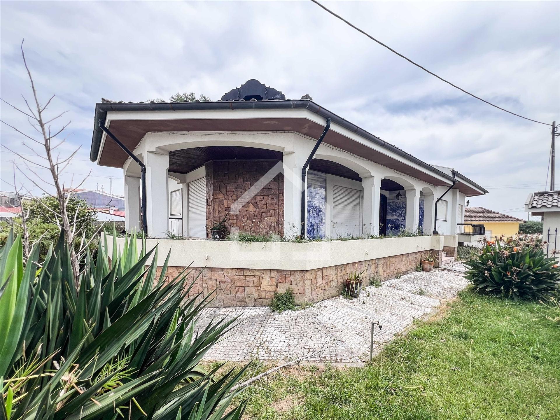 Moradia T3+1 com Jardim &#124; Terreno de 1080m² &#124; St Maria de Lamas