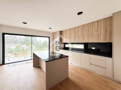 Moradia T3 NOVA - Lobão