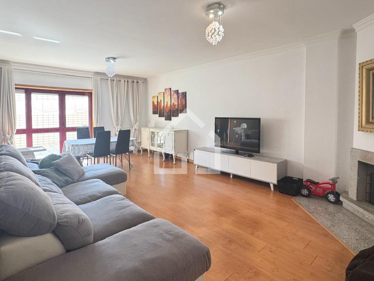 Apartamento T4 com Terraço - São João da Madeira