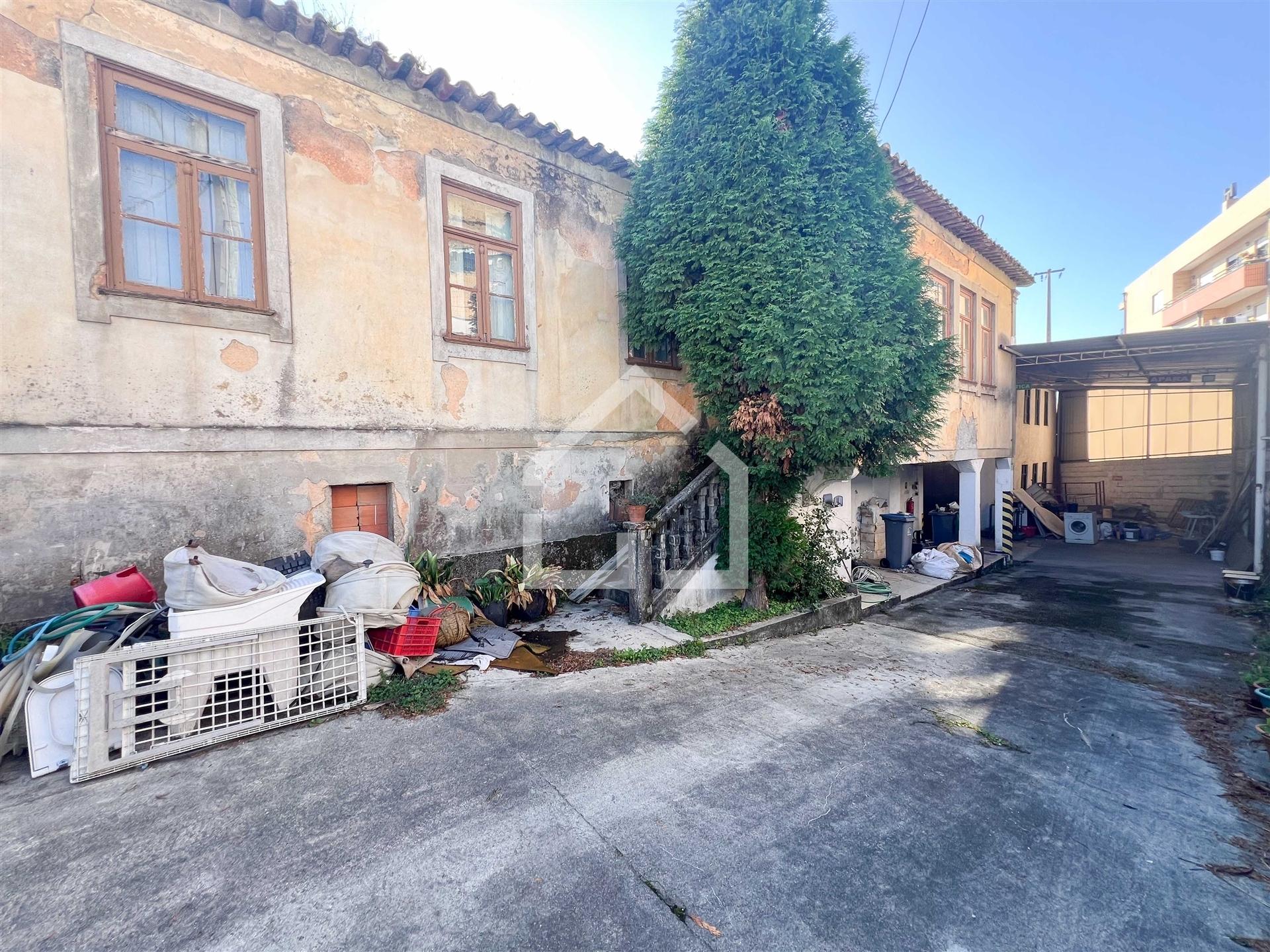 Moradia T4 com Armazém - Lourosa