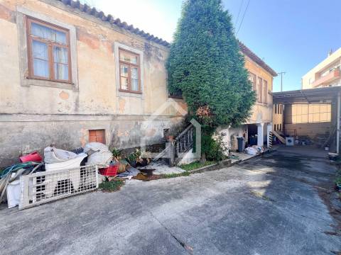 Moradia T4 com Armazém - Lourosa