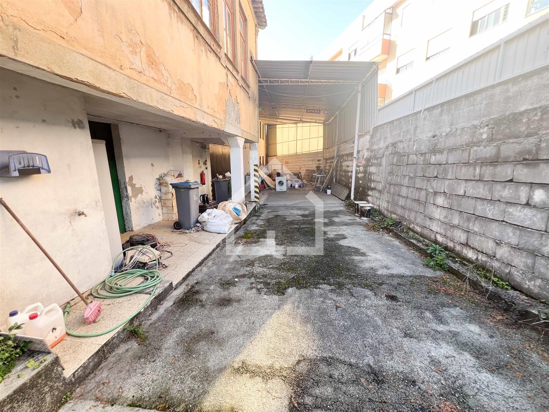 Moradia T4 com Armazém - Lourosa