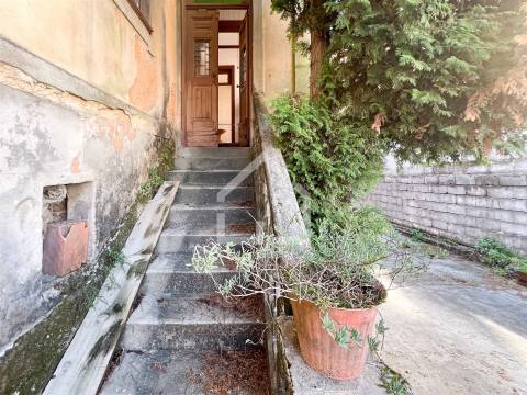 Moradia T4 com Armazém - Lourosa