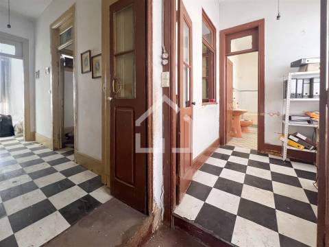 Moradia T4 com Armazém - Lourosa