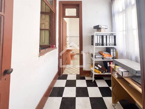 Moradia T4 com Armazém - Lourosa