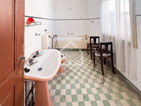 Moradia T4 com Armazém - Lourosa