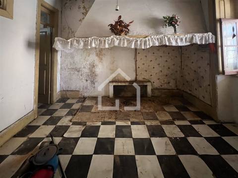 Moradia T4 com Armazém - Lourosa