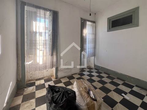 Moradia T4 com Armazém - Lourosa