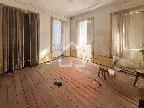 Moradia T4 com Armazém - Lourosa