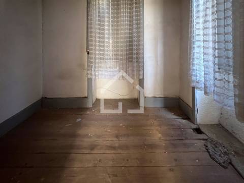 Moradia T4 com Armazém - Lourosa