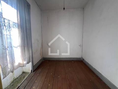 Moradia T4 com Armazém - Lourosa