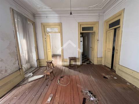 Moradia T4 com Armazém - Lourosa