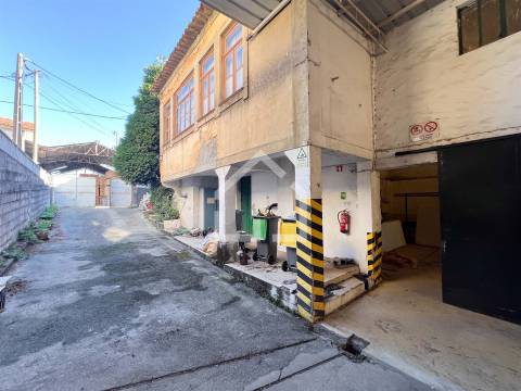Moradia T4 com Armazém - Lourosa
