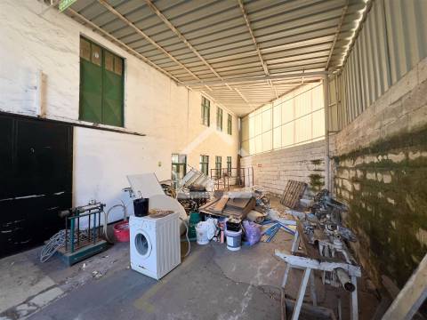 Moradia T4 com Armazém - Lourosa