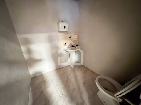 Moradia T4 com Armazém - Lourosa