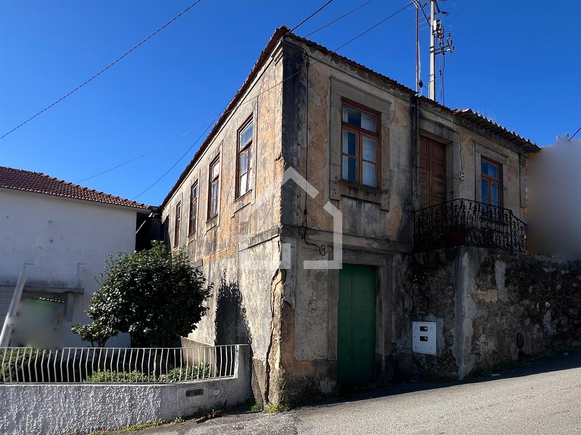 Moradia T4 com Armazém - Lourosa