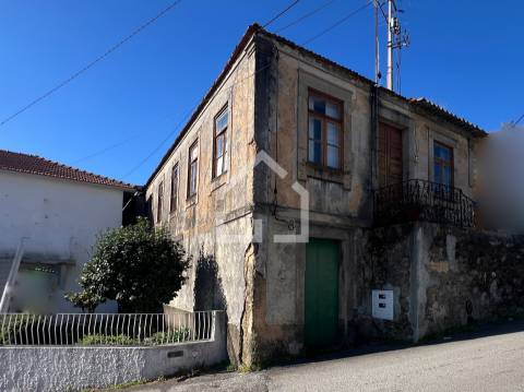 Moradia T4 com Armazém - Lourosa