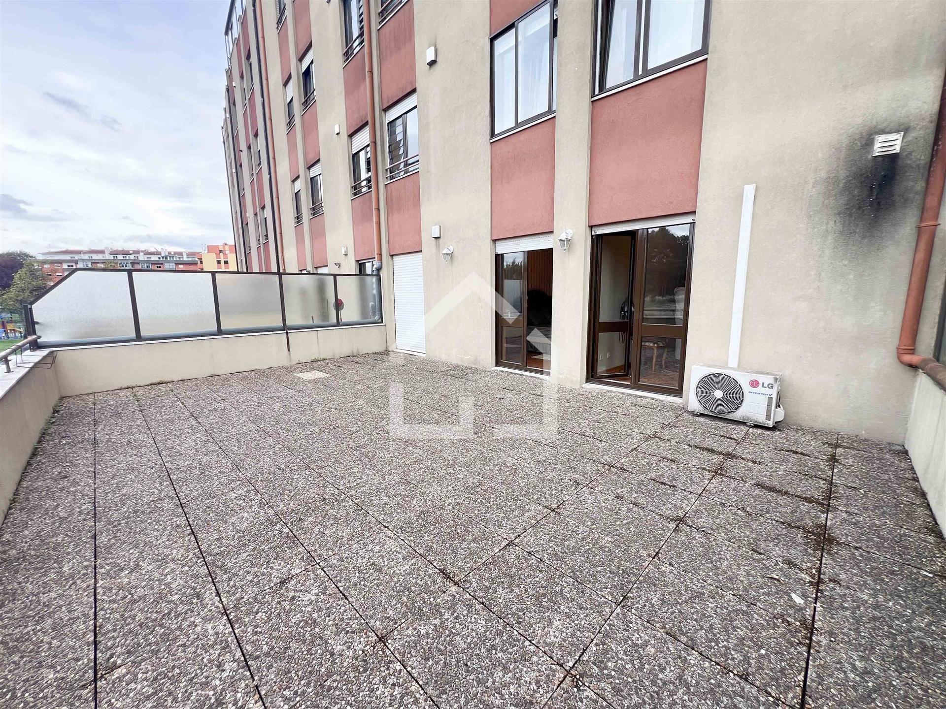 T3 com Terraço, em pleno centro Sta. M. Feira!