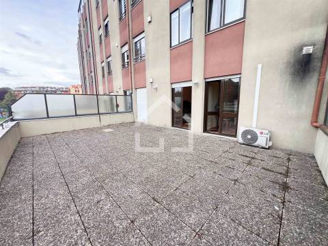 T3 com Terraço, em pleno centro Sta. M. Feira!