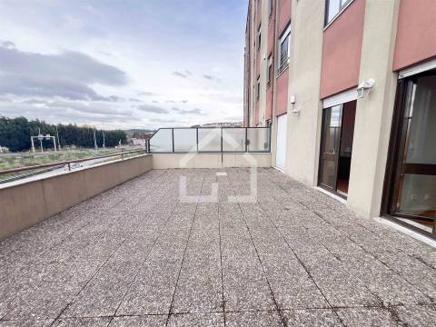 T3 com Terraço, em pleno centro Sta. M. Feira!