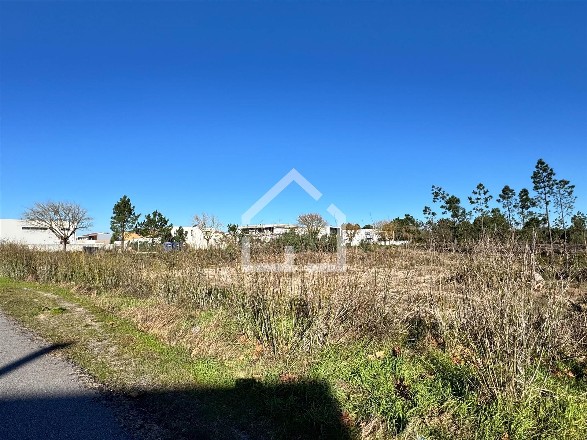 Terreno com projeto aprovado para 3 moradias térreas