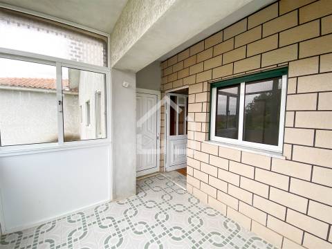 Moradia com 2 Habitações - Souto
