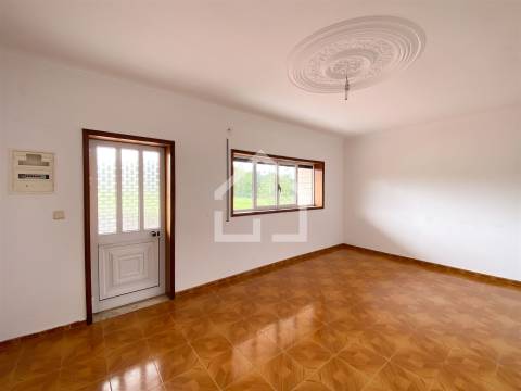 Moradia com 2 Habitações - Souto