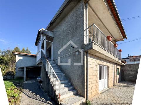 Moradia com 2 Habitações - Souto