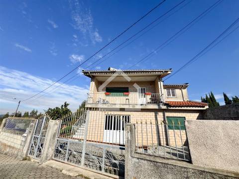 Moradia com 2 Habitações - Souto