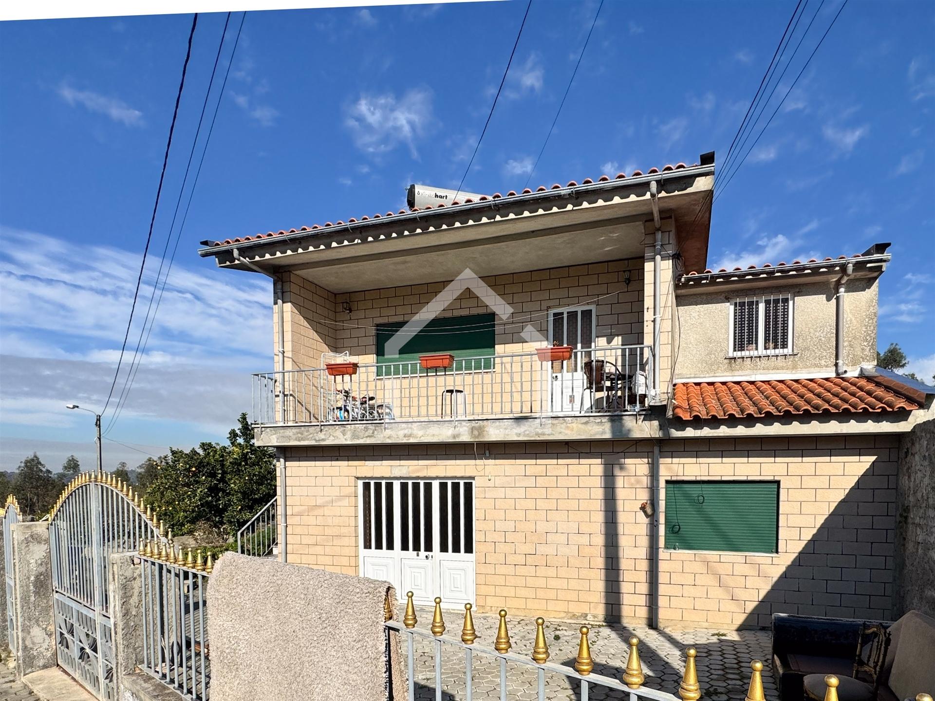 Moradia com 2 Habitações - Souto