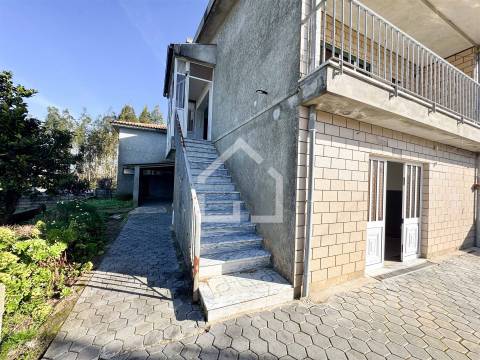 Moradia com 2 Habitações - Souto